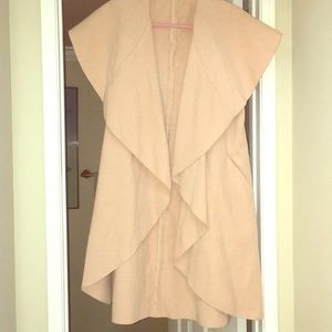 Adorable sleeveless coat